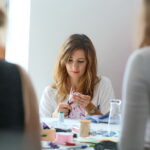 12.08.2017 Kielce. Uczestnicy warsztatów przy pracy nad biżuterią / Marzena Mąkosa - Radio Kielce / Warsztaty tworzenia biżuterii w Instytucie Dizajnu