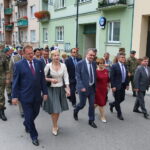 12.08.2017 Kielce. Uczestnicy Marszu Szlakiem Kadrówki wkroczyli do . Na zdjęciu : szef Urzędu ds. Kombatantów Jan Józef Kasprzyk, Prezydent Miasta Kielce Wojciech Lubawski, senator Krzysztof Słoń oraz inni uczestnicy Marszu / Marzena Mąkosa - Radio Kielce / Wkroczenie uczestników kadrówki