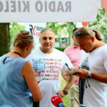 Bracia Golec rozdają autografy w ogródku letnim Radio Kielce / Marzena Mąkosa - Radio Kielce / Stacja: wakacje! - Golec uOrkiestra w Radiu Kielce
