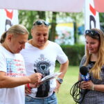 Bracia Golec rozdają autografy w ogródku letnim Radio Kielce / Marzena Mąkosa - Radio Kielce / Stacja: wakacje! - Golec uOrkiestra w Radiu Kielce