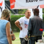 Bracia Golec rozdają autografy w ogródku letnim Radio Kielce / Marzena Mąkosa - Radio Kielce / Stacja: wakacje! - Golec uOrkiestra w Radiu Kielce