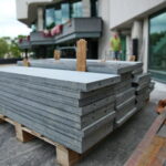 14.08.2017 Kielce. Materiały przygotowane do wyłożenia elewacji Kieleckiego Centrum Kultury / Marzena Mąkosa - Radio Kielce / Remont w KCK. Zakończy modernizację obiektu