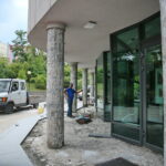 14.08.2017 Kielce. Remont posadzek na zewnątrz budynku i elewacji / Marzena Mąkosa - Radio Kielce / Remont w KCK. Zakończy modernizację obiektu