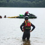 14.08.2017 Cedzyna. Specjalistyczne szkolenie dla ratowników wodnych, zajęcia z zakresu ratowania życia na skuterach wodnych wyposażonych w platformę ratowniczą. Podejście do tonącego. / Marzena Mąkosa - Radio Kielce / Specjalistyczne szkolenie dla ratowników wodnych