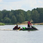 14.08.2017 Cedzyna. Specjalistyczne szkolenie dla ratowników wodnych, zajęcia z zakresu ratowania życia na skuterach wodnych wyposażonych w platformę ratowniczą. Podejście do tonącego. / Marzena Mąkosa - Radio Kielce / Specjalistyczne szkolenie dla ratowników wodnych