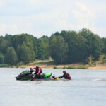 14.08.2017 Cedzyna. Specjalistyczne szkolenie dla ratowników wodnych, zajęcia z zakresu ratowania życia na skuterach wodnych wyposażonych w platformę ratowniczą. Podejście do tonącego. / Marzena Mąkosa - Radio Kielce / Specjalistyczne szkolenie dla ratowników wodnych