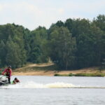 14.08.2017 Cedzyna. Specjalistyczne szkolenie dla ratowników wodnych, zajęcia z zakresu ratowania życia na skuterach wodnych wyposażonych w platformę ratowniczą. Podejście do tonącego. / Marzena Mąkosa - Radio Kielce / Specjalistyczne szkolenie dla ratowników wodnych