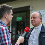 dyrektor Caritas Polska - rozdaje dzieciom tornistry. / Marzena Mąkosa - Radio Kielce / Tornister Pełen Uśmiechów 2017