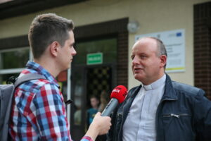 dyrektor Caritas Polska - rozdaje dzieciom tornistry. / Marzena Mąkosa - Radio Kielce / Tornister Pełen Uśmiechów 2017