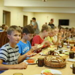 14.08.2017 Kaczyn. Na zdjęciu ks. Marcin Iżycki - dyrektor Caritas Polska / Marzena Mąkosa - Radio Kielce / Tornister Pełen Uśmiechów 2017