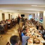 14.08.2017 Kaczyn. Dzieci w trakcie kolacji / Marzena Mąkosa - Radio Kielce / Tornister Pełen Uśmiechów 2017