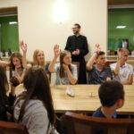 14.08.2017 Kaczyn. Na zdjęciu : ks. Krzysztof Banasik - zastępca dyrektora Caritas Diecezji Kieleckiej / Marzena Mąkosa - Radio Kielce / Tornister Pełen Uśmiechów 2017