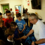 14.08.2017 Kaczyn. Na zdjęciu ks. Marcin Iżycki - dyrektor Caritas Polska / Marzena Mąkosa - Radio Kielce / Tornister Pełen Uśmiechów 2017