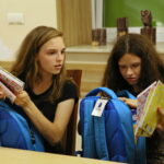 14.08.2017 Kaczyn. Uczestnik akcji z farbami plakatowymi / Marzena Mąkosa - Radio Kielce / Tornister Pełen Uśmiechów 2017