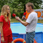 Kielce. Baseny w ogrodzie letnim Radia Kielce / Marzena Mąkosa - Radio Kielce / Kielce. Baseny w ogrodzie letnim Radia Kielce. Paulina Buk, ratowniczka wodna z basenu "Perła" Nowiny rozmawia z Pawłem Solarzem