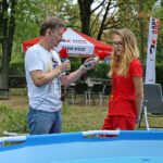 Kielce. Baseny w ogrodzie letnim Radia Kielce / Marzena Mąkosa - Radio Kielce / Kielce. Baseny w ogrodzie letnim Radia Kielce. Paulina Buk, ratowniczka wodna z basenu "Perła" Nowiny rozmawia z Pawłem Solarzem