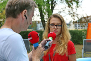 Kielce. Baseny w ogrodzie letnim Radia Kielce / Marzena Mąkosa - Radio Kielce / Kielce. Baseny w ogrodzie letnim Radia Kielce. Paulina Buk, ratowniczka wodna z basenu "Perła" Nowiny rozmawia z Pawłem Solarzem