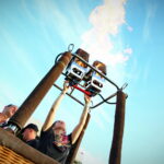 18.08.2017 Pińczów. Fiesta Balonowa. / Marzena Mąkosa - Radio Kielce / Przygotowywanie urządzeń do startu