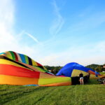 18.08.2017 Pińczów. Fiesta Balonowa. / Marzena Mąkosa - Radio Kielce / Napełnianie balonów powietrzem