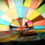 18.08.2017 Pińczów. Fiesta Balonowa. / Marzena Mąkosa - Radio Kielce / Napełnianie balonów powietrzem