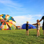 18.08.2017 Pińczów. Fiesta Balonowa. / Marzena Mąkosa - Radio Kielce / Podnoszenie balonu