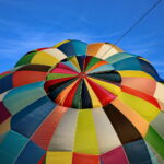 18.08.2017 Pińczów. Fiesta Balonowa. / Marzena Mąkosa - Radio Kielce / Kolorowy balon przygotowywany do startu