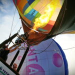 18.08.2017 Pińczów. Fiesta Balonowa. / Marzena Mąkosa - Radio Kielce / Napełnianie balonu powietrzem