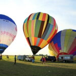 18.08.2017 Pińczów. Fiesta Balonowa. / Marzena Mąkosa - Radio Kielce / Kolorowe balony na terenie Aeroklubu w Pińczowie