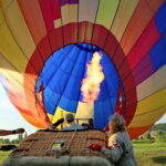 18.08.2017 Pińczów. Fiesta Balonowa. / Marzena Mąkosa - Radio Kielce / Napełnianie balonu ciepłym powietrzem