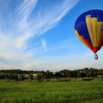 18.08.2017 Pińczów. Fiesta Balonowa. / Marzena Mąkosa - Radio Kielce / Balon wznoszący się nad Pińczowem
