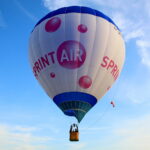 18.08.2017 Pińczów. Fiesta Balonowa. / Marzena Mąkosa - Radio Kielce / Balon wznoszący się nad Pińczowem