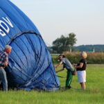 18.08.2017 Pińczów. Fiesta Balonowa. / Marzena Mąkosa - Radio Kielce / Przygotowywanie balonu do lotu
