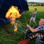 18.08.2017 Pińczów. Fiesta Balonowa. / Marzena Mąkosa - Radio Kielce / Przygotowywanie balonu do lotu. Napełnianie ciepłym powietrzem