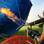 18.08.2017 Pińczów. Fiesta Balonowa. / Marzena Mąkosa - Radio Kielce / Przygotowywanie balonu do lotu. Napełnianie ciepłym powietrzem