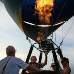 18.08.2017 Pińczów. Fiesta Balonowa. / Marzena Mąkosa - Radio Kielce / Napełnianie balonu gorącym powietrzem