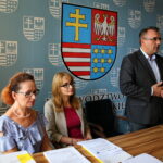 18.08.2017 Kielce. Podpisanie umów na dofinansowanie przedszkoli w Urzędzie Marszałkowskim Województwa Świętokrzyskiego. / Marzena Mąkosa - Radio Kielce / Małgorzata Muzoł - Zastępca Dyrektora Departamentu Wdrażania Europejskiego Funduszu Społecznego, Aleksandra Marcinkowska - dyrektor Departamentu Wdrażania Europejskiego Funduszu Społecznego, Piotr Żołądek - członek Zarządu Województwa Świętokrzyskiego