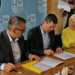 18.08.2017 Kielce. Podpisanie umów na dofinansowanie przedszkoli w Urzędzie Marszałkowskim Województwa Świętokrzyskiego. / Marzena Mąkosa - Radio Kielce / Piotr Żołądek - członek Zarządu Województwa Świętokrzyskiego, Sebastian Nowaczkiewicz - wójt gminy Sitkówka- Nowiny