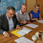 18.08.2017 Kielce. Podpisanie umów na dofinansowanie przedszkoli w Urzędzie Marszałkowskim Województwa Świętokrzyskiego. / Marzena Mąkosa - Radio Kielce / Regionalny Program Operacyjny Województwa Świętokrzyskiego na lata 2014 - 2020. Piotr Żołądek - członek Zarządu Województwa Świętokrzyskiego, Zbigniew Janik - wójt gminy Gnojno