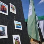 18.08.2017 Tokarnia. V Zlot Kadry Związku Harcerstwa Polskiego. / Marzena Mąkosa - Radio Kielce / Tablica z pamiątkowymi fotografiami