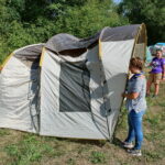 18.08.2017 Tokarnia. V Zlot Kadry Związku Harcerstwa Polskiego. / Marzena Mąkosa - Radio Kielce / Uczestnicy V Zlotu Kadry Związku Harcerstwa Polskiego rozbijają namiot