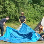 18.08.2017 Tokarnia. V Zlot Kadry Związku Harcerstwa Polskiego. / Marzena Mąkosa - Radio Kielce / Uczestnicy V Zlotu Kadry Związku Harcerstwa Polskiego rozbijają namiot