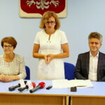 22.08.2017 Kielce. Wręczenie promes na realizację zadań związanych z usuwaniem skutków klęsk żywiołowych. / Marzena Mąkosa - Radio Kielce / Wręczenie promes na realizację zadań związanych z usuwaniem skutków klęsk żywiołowych. Na zdjęciu : Poseł na sejm RP - Maria Zuba, Wojewoda Świętokrzyski - Agata Wojtyszek, Senator RP - Krzysztof Słoń