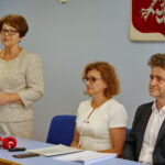 22.08.2017 Kielce. Wręczenie promes na realizację zadań związanych z usuwaniem skutków klęsk żywiołowych. / Marzena Mąkosa - Radio Kielce / Wręczenie promes na realizację zadań związanych z usuwaniem skutków klęsk żywiołowych. Na zdjęciu : Poseł na sejm RP - Maria Zuba, Wojewoda Świętokrzyski - Agata Wojtyszek, Senator RP - Krzysztof Słoń