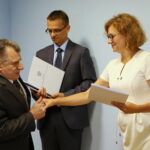 22.08.2017 Kielce. Wręczenie promes na realizację zadań związanych z usuwaniem skutków klęsk żywiołowych. / Marzena Mąkosa - Radio Kielce / Wojewoda Świętokrzyski - Agata Wojtyszek wręcza promesę Staroście jędrzejowskiemu - Edmundowi Kaczmarkowi