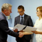 22.08.2017 Kielce. Wręczenie promes na realizację zadań związanych z usuwaniem skutków klęsk żywiołowych. / Marzena Mąkosa - Radio Kielce / Wojewoda Świętokrzyski - Agata Wojtyszek wręcza promesę Burmistrzowi Miasta i Gminy Pińczów - Włodzimierzowi Badurakowi