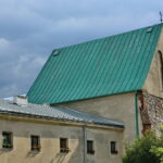23.08.2017 Chęciny. Cuda pod Dachem. Franciszkańskie Centrum Profilaktyki Uzależnień. / Marzena Mąkosa - Radio Kielce / Wyremontowany fragment dachu oraz dach przed remontem
