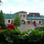 23.08.2017 Chęciny. Cuda pod Dachem. Franciszkańskie Centrum Profilaktyki Uzależnień. / Marzena Mąkosa - Radio Kielce / Widok na dziedziniec Franciszkańskiego Centrum Profilaktyki Uzależnień.