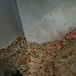 23.08.2017 Chęciny. Cuda pod Dachem. Franciszkańskie Centrum Profilaktyki Uzależnień. / Marzena Mąkosa - Radio Kielce / Fragment sufitu zniszczonego przez przeciekający dach