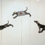 25.08.2017 Kielce. BWA. Wernisaż wystawy „Geo.grafia sztuki” / Marzena Mąkosa - Radio Kielce / Witold Zaręba "TRESURA 1". Materiały z których wykonana jest praca : linoryt, filc, guziki metalowe, drewno polichromowane.