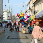 25.08.2017 Kielce. Mieszkańcy Kielc żegnają lato. / Marzena Mąkosa - Radio Kielce / Mieszkańcy Kielc na ulicy Henryka Sienkiewicza